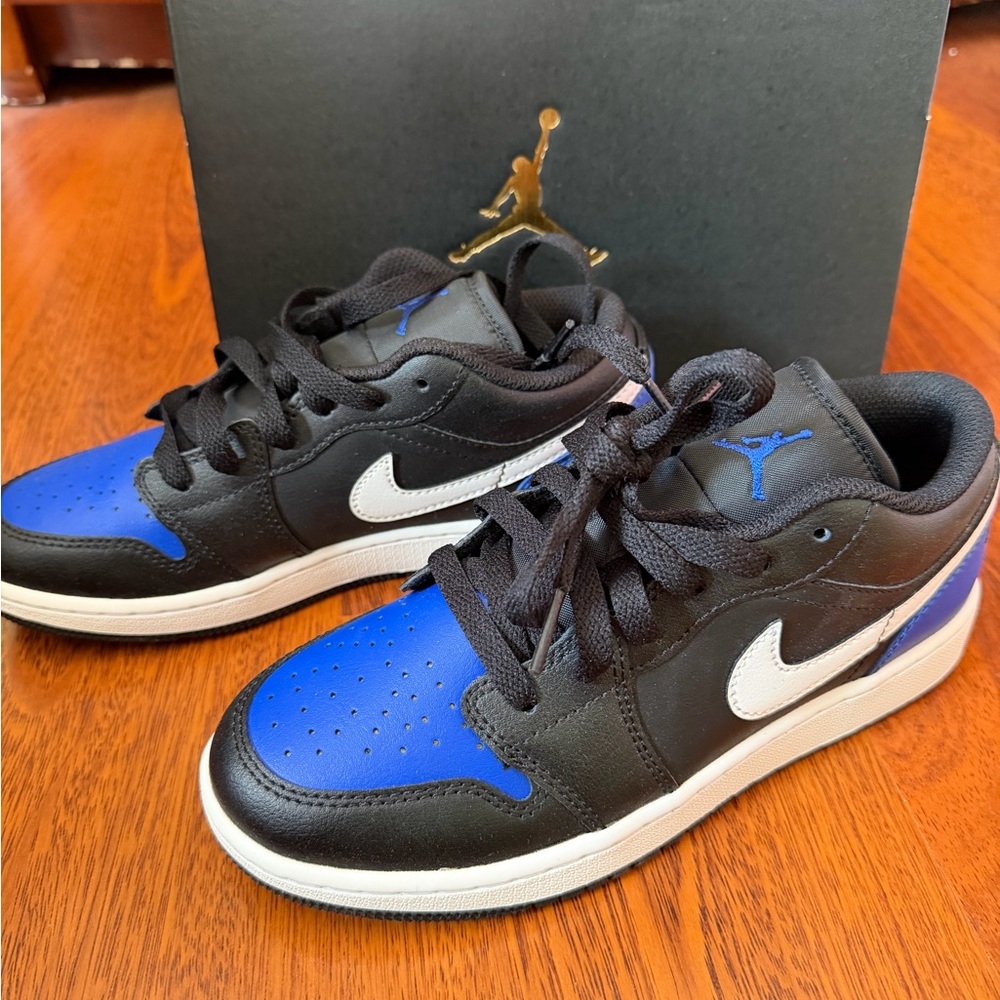 Jordan Low Top Sneakers in Black, Blue & White